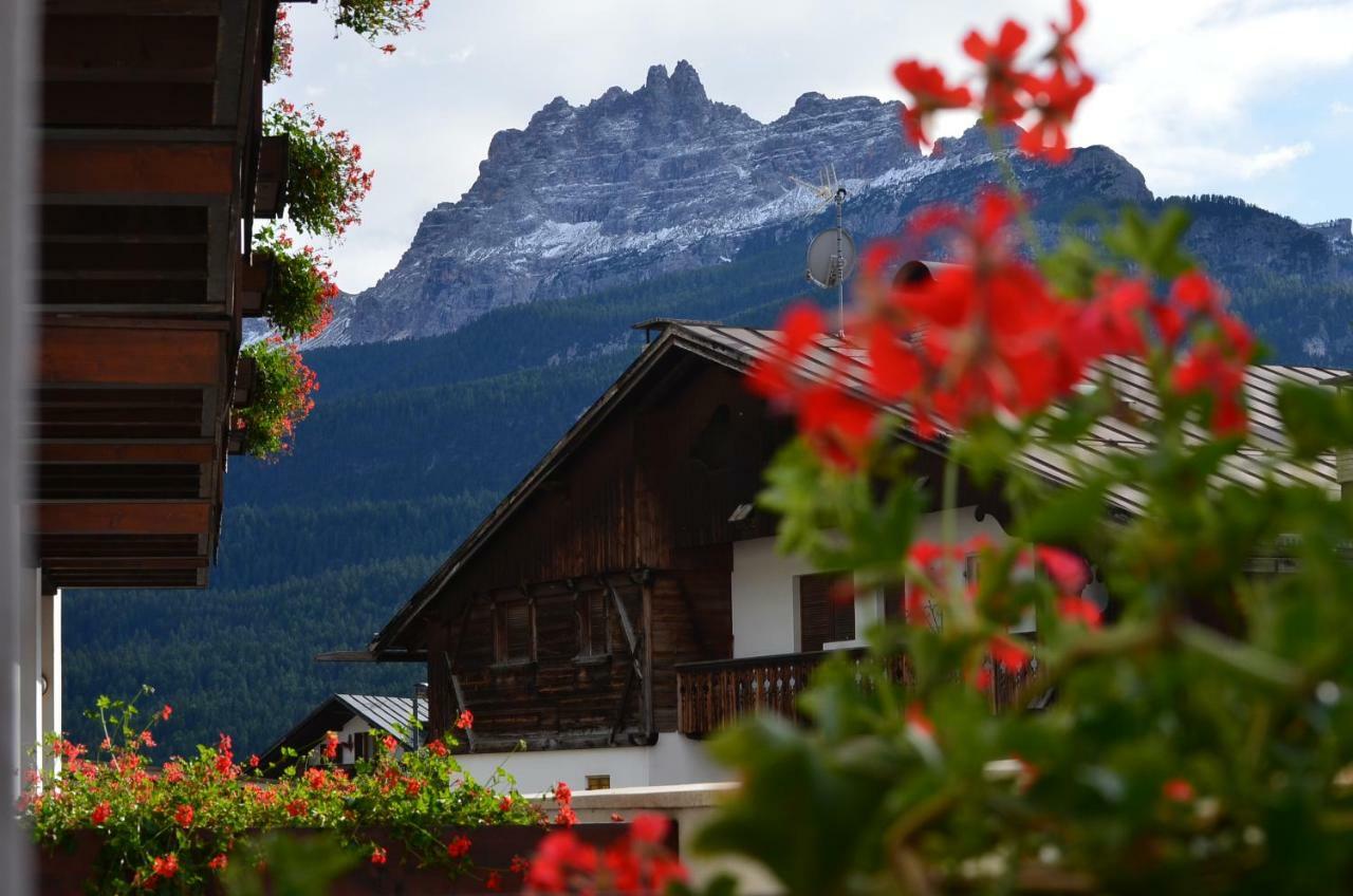 קורטינה ד'אמפזו Hotel Cristallino D'Ampezzo מראה חיצוני תמונה
